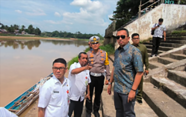 Pj Sekda Kuansing, Fahdiansyah bersama Kepala Dinas Pariwisata Riau, Roni Rakhmat dan Asisten Deputi Event Daerah Kemenpar Reza Pahlevi, saat meninjau venue Festival Pacu Jalur di Tepian Narosa Teluk Kuantan/Foto: mediacenter.riau